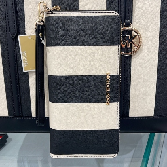 MICHAEL KORS JST 
Leather Continental Wristlet Phone Case Wallet
Black Multi
NWT - Picture 13 of 16